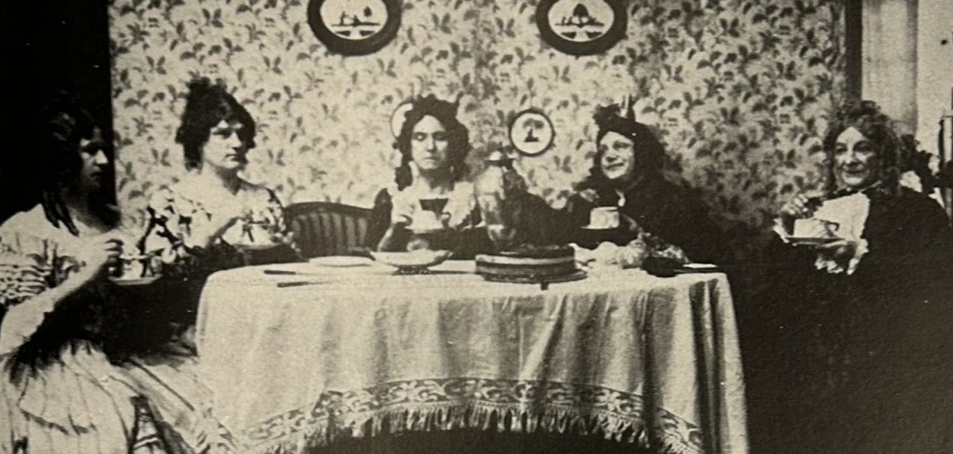 Vun Meddernacks bes Morgens - Divertissementchen 1929 - Damen beim Kaffekränzchen