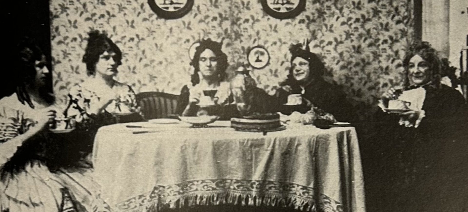 Vun Meddernacks bes Morgens - Divertissementchen 1929 - Damen beim Kaffekränzchen