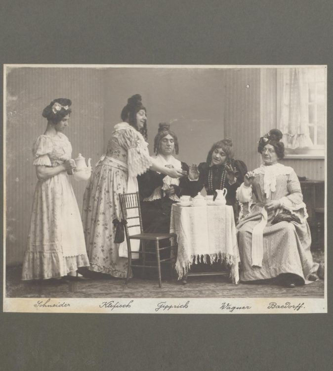5 Darsteller in Damenrollen - Divertissementchen um 1900