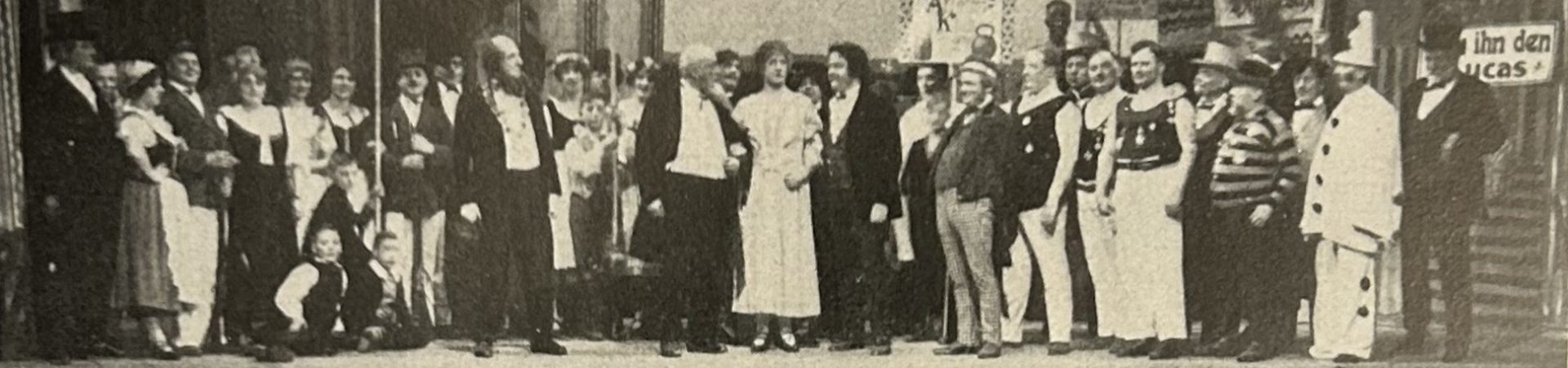 Klang un Klüngel oder Dä Sängerkreeg zu Krächzenich - Divertissementchen 1925 - Chor in Szene Klang un Klüngel oder Dä Sängerkreeg zu Krächzenich - Divertissementchen 1925 - Chor in Szene