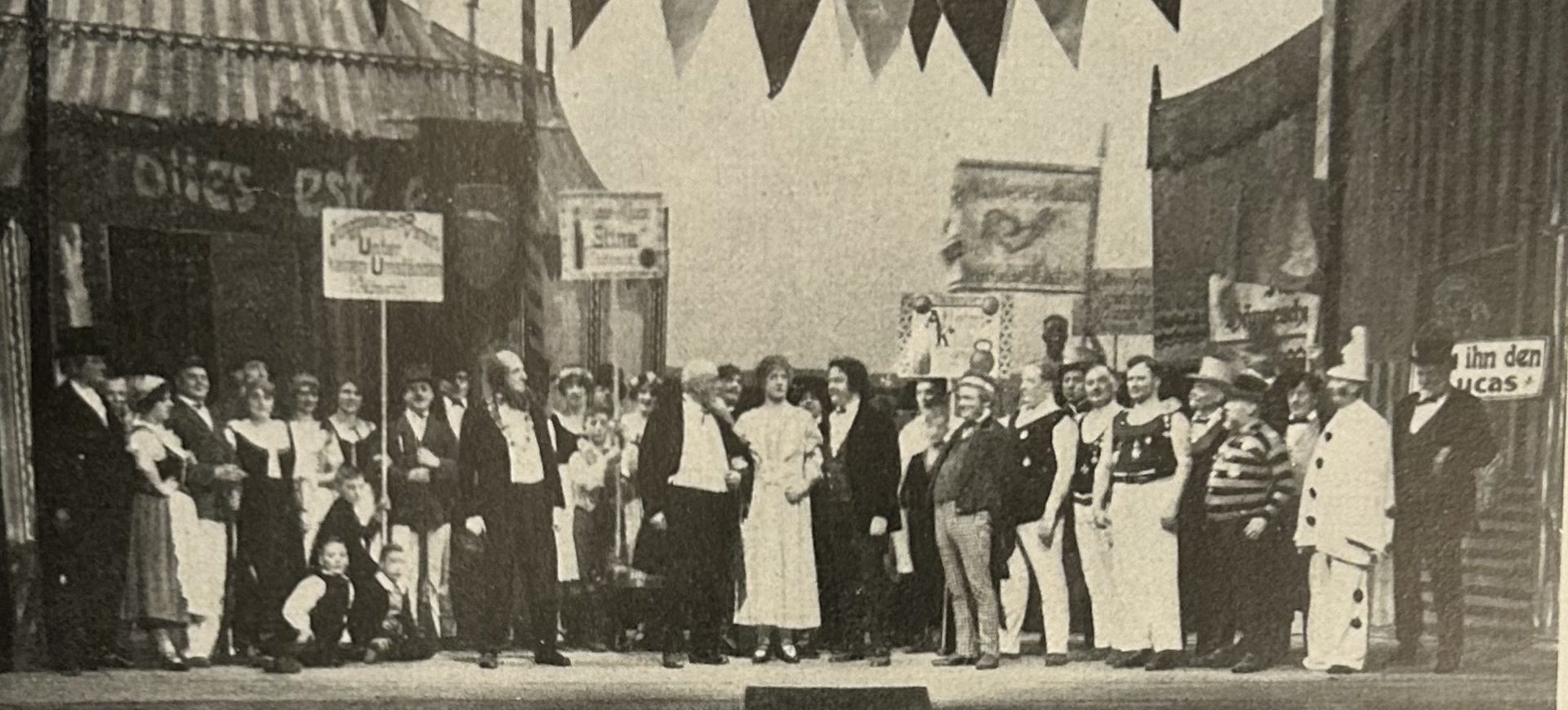 Klang un Klüngel oder Dä Sängerkreeg zu Krächzenich - Divertissementchen 1925 - Chor in Szene Klang un Klüngel oder Dä Sängerkreeg zu Krächzenich - Divertissementchen 1925 - Chor in Szene