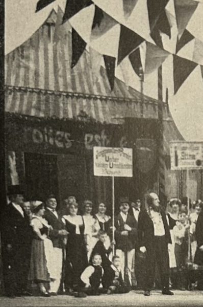 Klang un Klüngel oder Dä Sängerkreeg zu Krächzenich - Divertissementchen 1925 - Chor in Szene Klang un Klüngel oder Dä Sängerkreeg zu Krächzenich - Divertissementchen 1925 - Chor in Szene