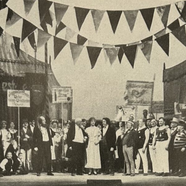 Klang un Klüngel oder Dä Sängerkreeg zu Krächzenich - Divertissementchen 1925 - Chor in Szene Klang un Klüngel oder Dä Sängerkreeg zu Krächzenich - Divertissementchen 1925 - Chor in Szene