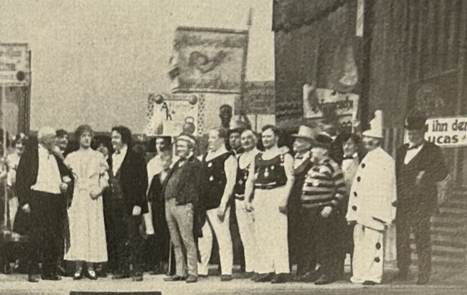 Klang un Klüngel oder Dä Sängerkreeg zu Krächzenich - Divertissementchen 1925 - Chor in Szene Klang un Klüngel oder Dä Sängerkreeg zu Krächzenich - Divertissementchen 1925 - Chor in Szene