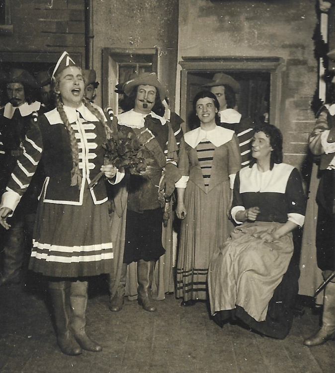 Dat Leed vun Jan un Griet - Divertissementchen 1952 - Gesangsensemble in historischen Kostümen Dat Leed vun Jan un Griet - Divertissementchen 1952 - Gesangsensemble in historischen Kostümen