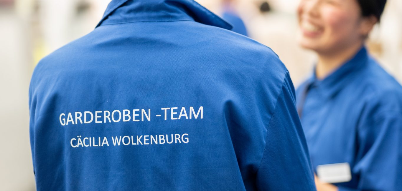 Ankleider im Garderoben-Team der Cäcilia Wolkenburg - Divertissementchen - Foto © Roland Breitschuh 2025 Ankleider im Garderoben-Team der Cäcilia Wolkenburg - Divertissementchen - Foto © Roland Breitschuh 2025