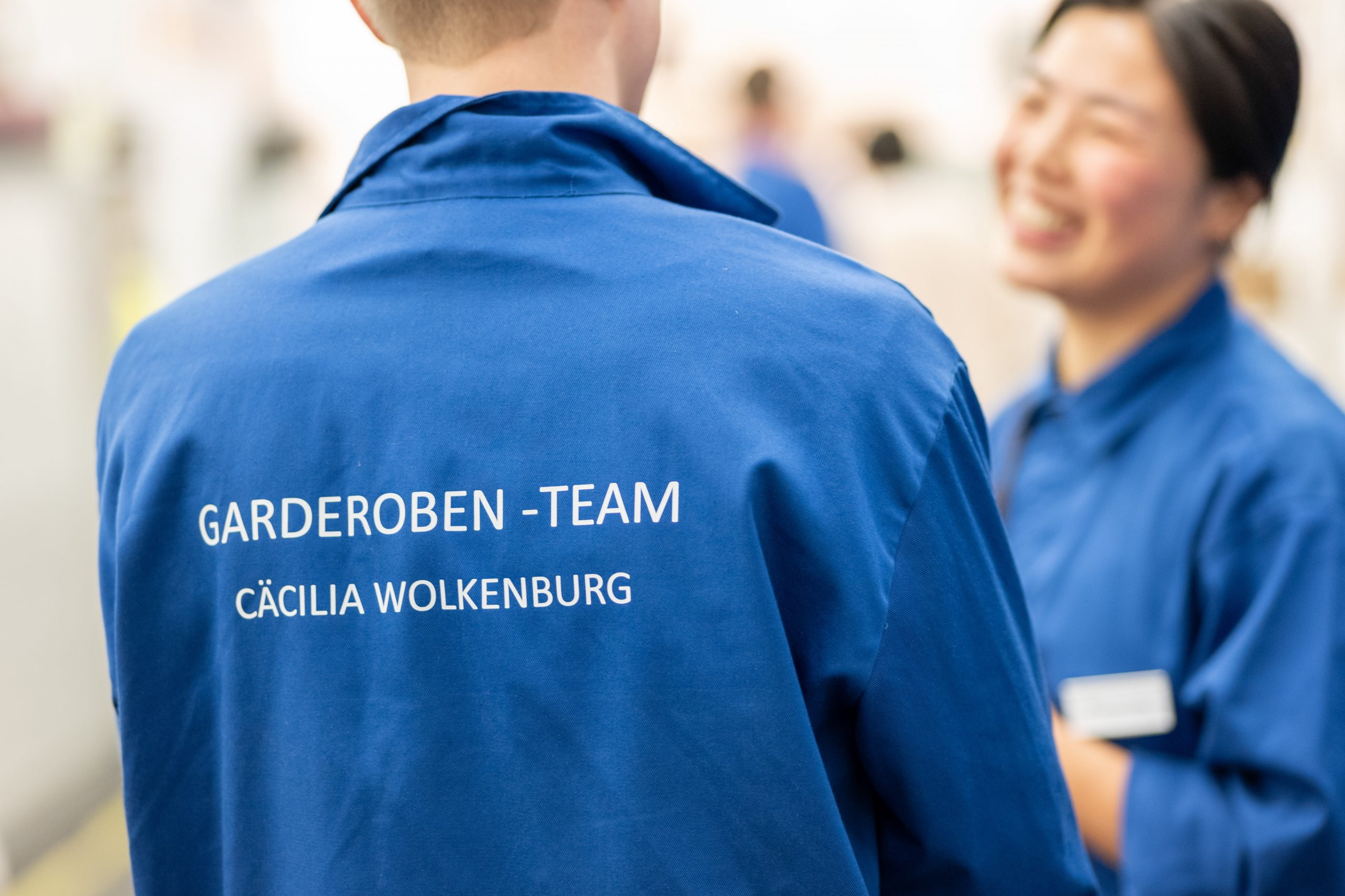 Ankleider im Garderoben-Team der Cäcilia Wolkenburg - Divertissementchen - Foto © Roland Breitschuh 2025
