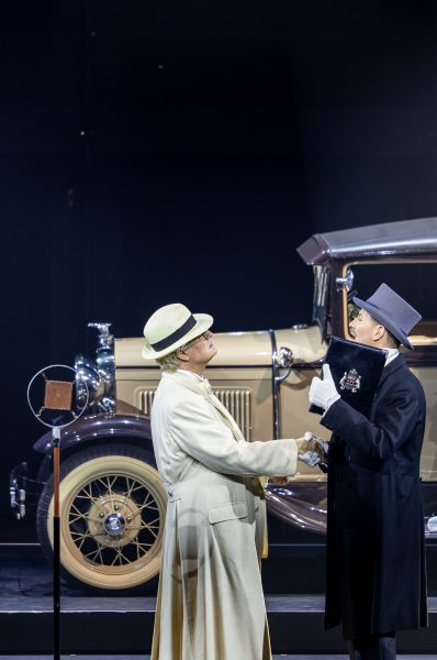 Henry Ford (l.) mit Konrad Adenauer vor einem Ford Modell A - E Levve för Kölle - Divertissementchen 2026